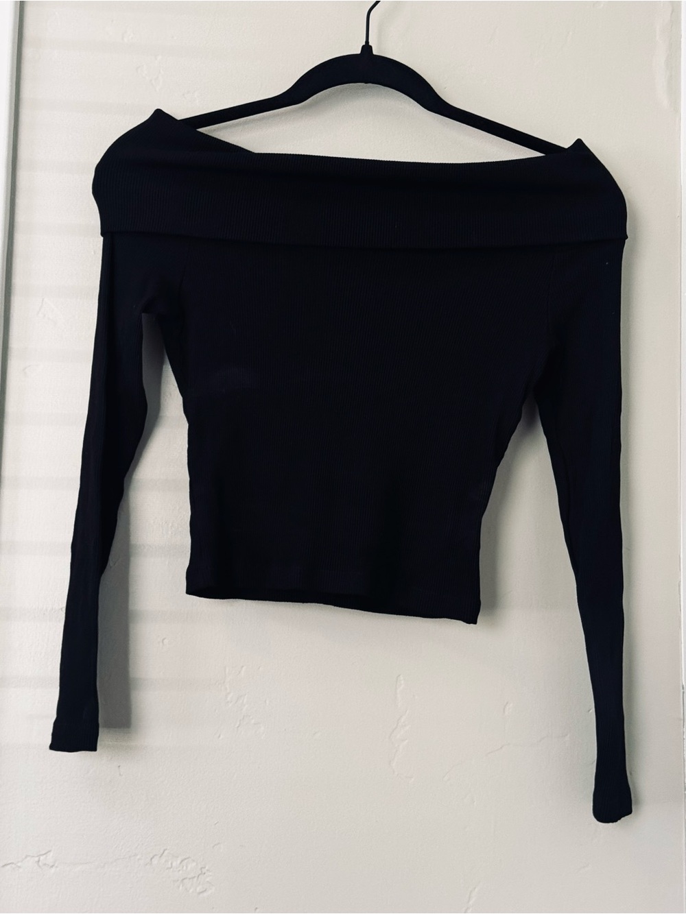 Commense Black Off-Shoulder Long Sleeve Cropped Top
